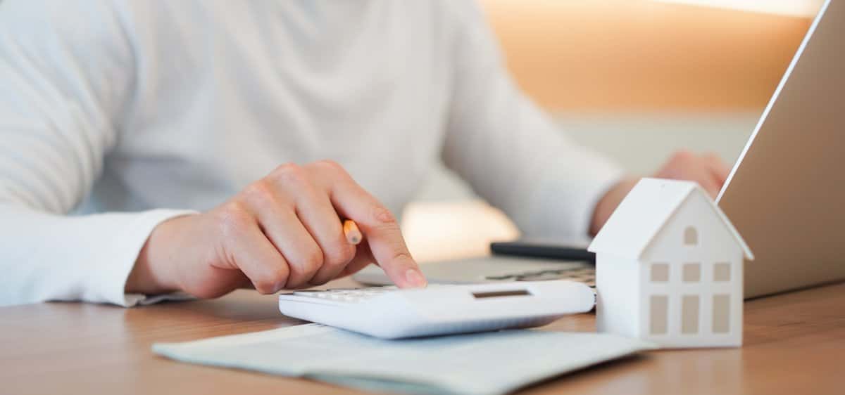Real estate agent explaining current mortgage rates